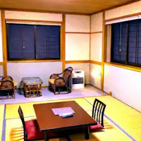 Kamar mandi dan toilet tersedia, futon disiapkan sendiri (self-service).