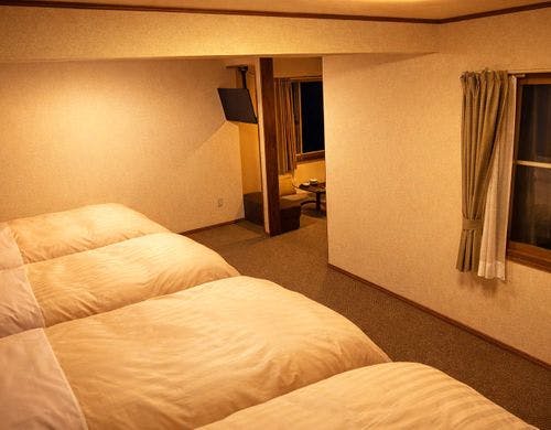シングル4台。5名利用可、洗面トイレ付。