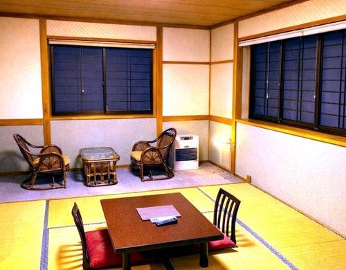 洗面トイレ付、布団はセルフスタイル。