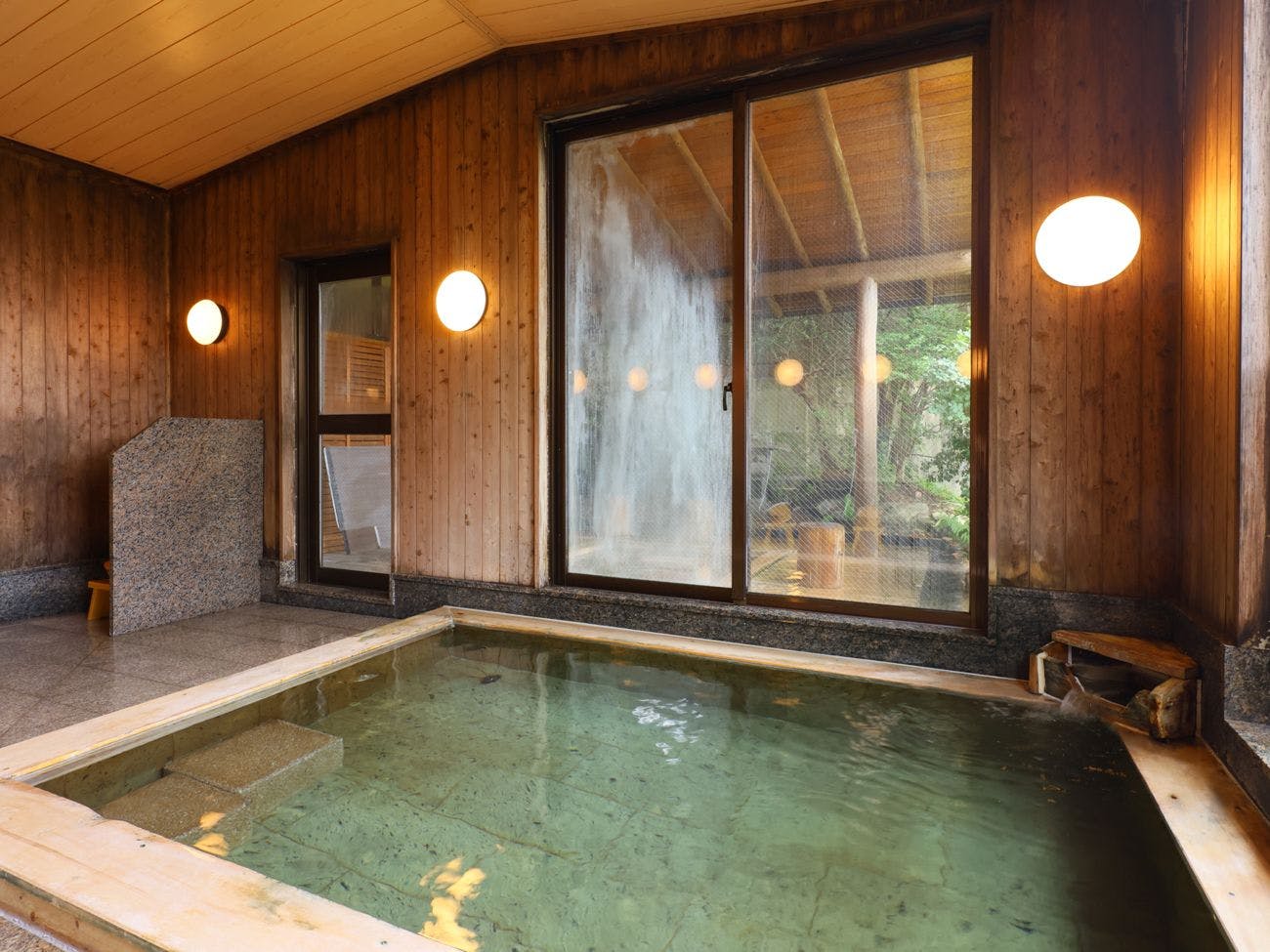 น้ำพุร้อนสายลมเขียว