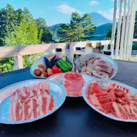 ชุดบาร์บีคิวที่ใช้เนื้อสัตว์ ผัก และอาหารทะเล