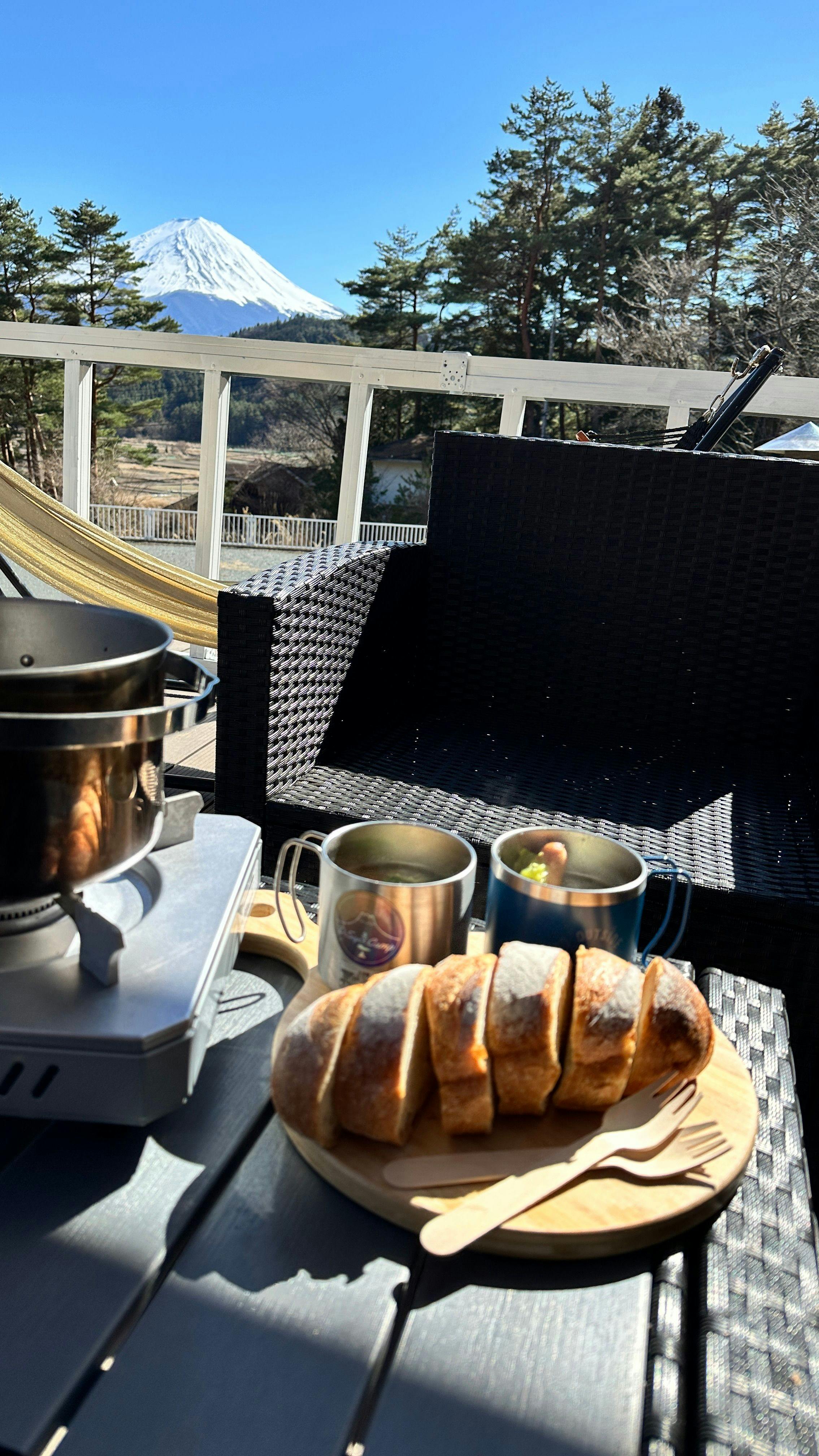 Foto ilustrasi, dek kayu di musim dingin