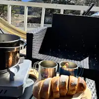 Foto ilustrasi, dek kayu di musim dingin