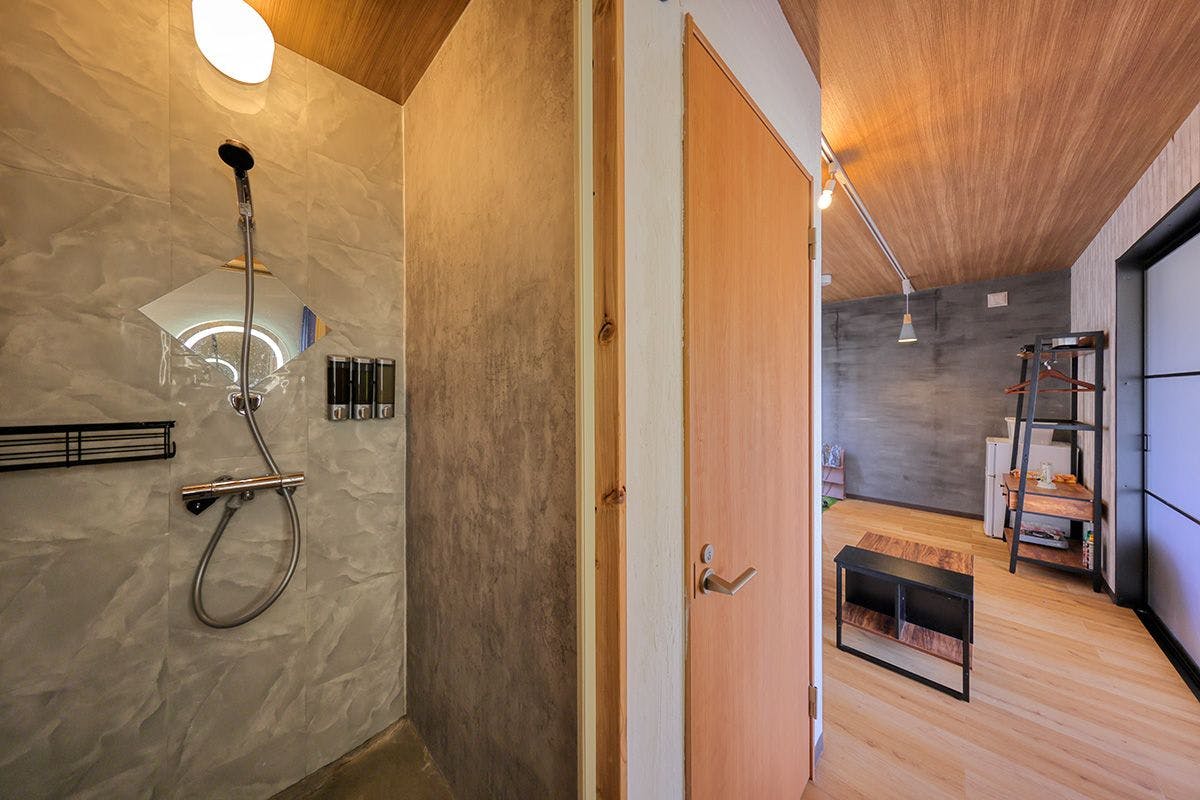 Setiap kamar memiliki kamar mandi pribadi.