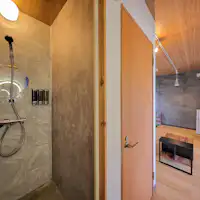 Setiap kamar memiliki kamar mandi pribadi.