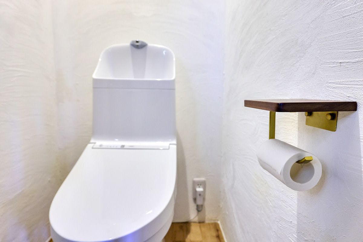 Toilet bergaya barat dengan bidet.