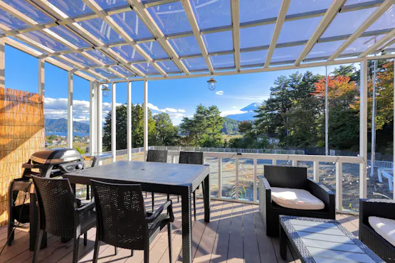 Dek kayu yang indah dengan pemandangan langsung Gunung Fuji