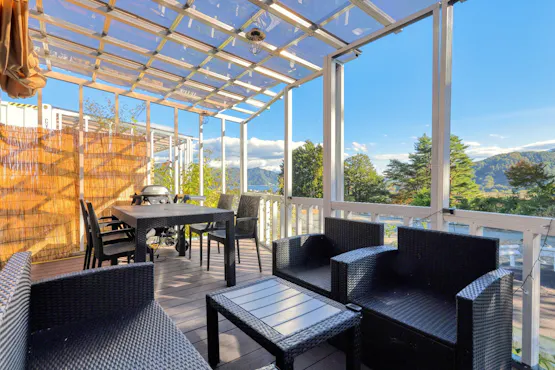 Dek kayu dengan suara kicauan burung