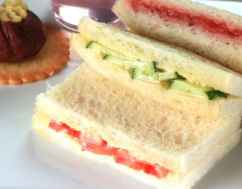 自家製ジャム、野菜を使ったサンドイッチ