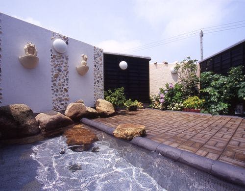 宿の近くにある一枚岩の壮大な「立岩」