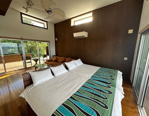 室内と山側の景色