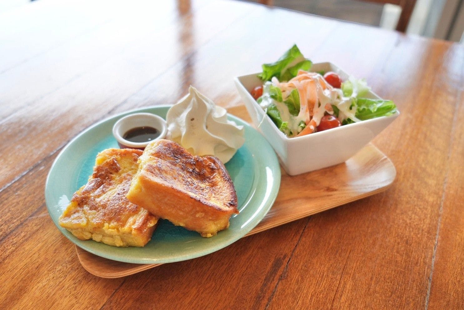 ขนมปังฝรั่งเศสชุบไข่ราดน้ำตาลดำจากเกาะโคอุริ