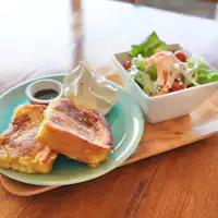 ขนมปังฝรั่งเศสชุบไข่ราดน้ำตาลดำจากเกาะโคอุริ