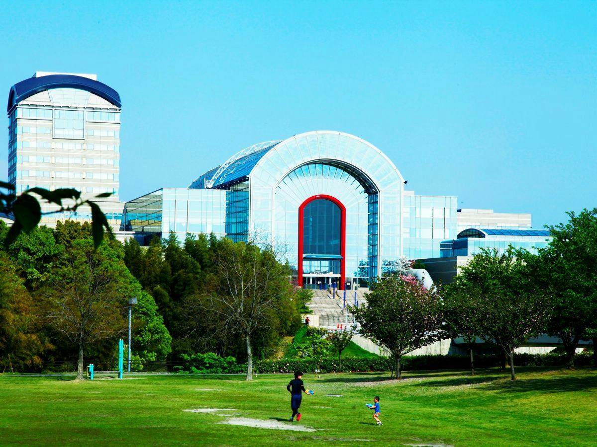 *【플라자 외관】넓은 잔디광장에서 바라본 모습