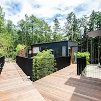 Dari gedung utama ke gedung jembatan.