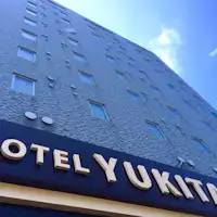 Pemandangan hadapan Hotel Yukita (siang hari)