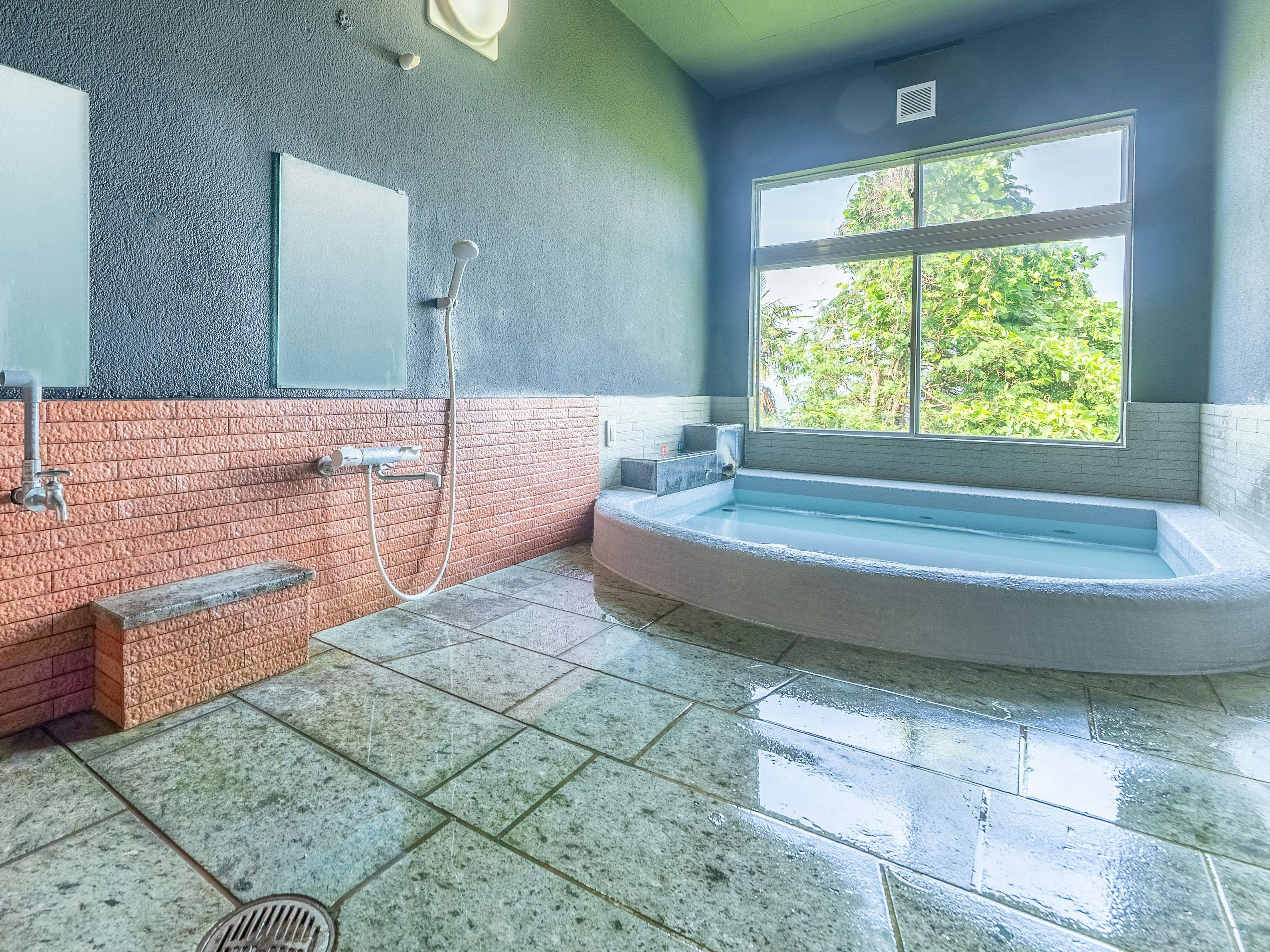 ห้องอาบน้ำรวมพร้อมวิวทะเลที่สวยงาม