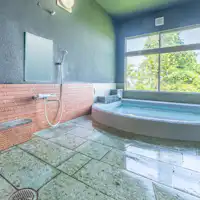 ห้องอาบน้ำรวมพร้อมวิวทะเลที่สวยงาม