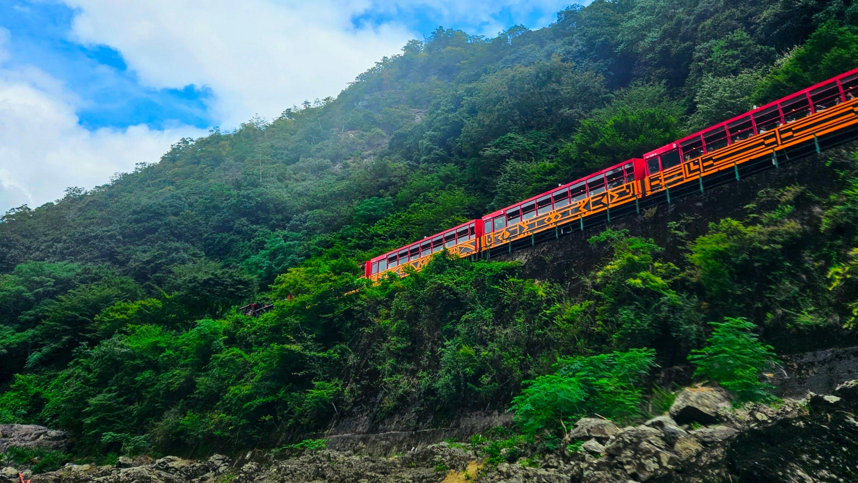 "รถไฟสายโรแมนติกซากาโนะ"