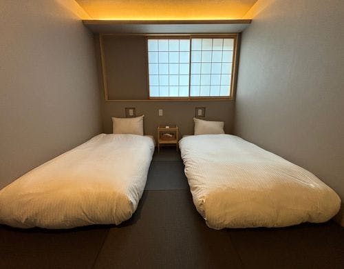 寝室（シングルベッド2台）