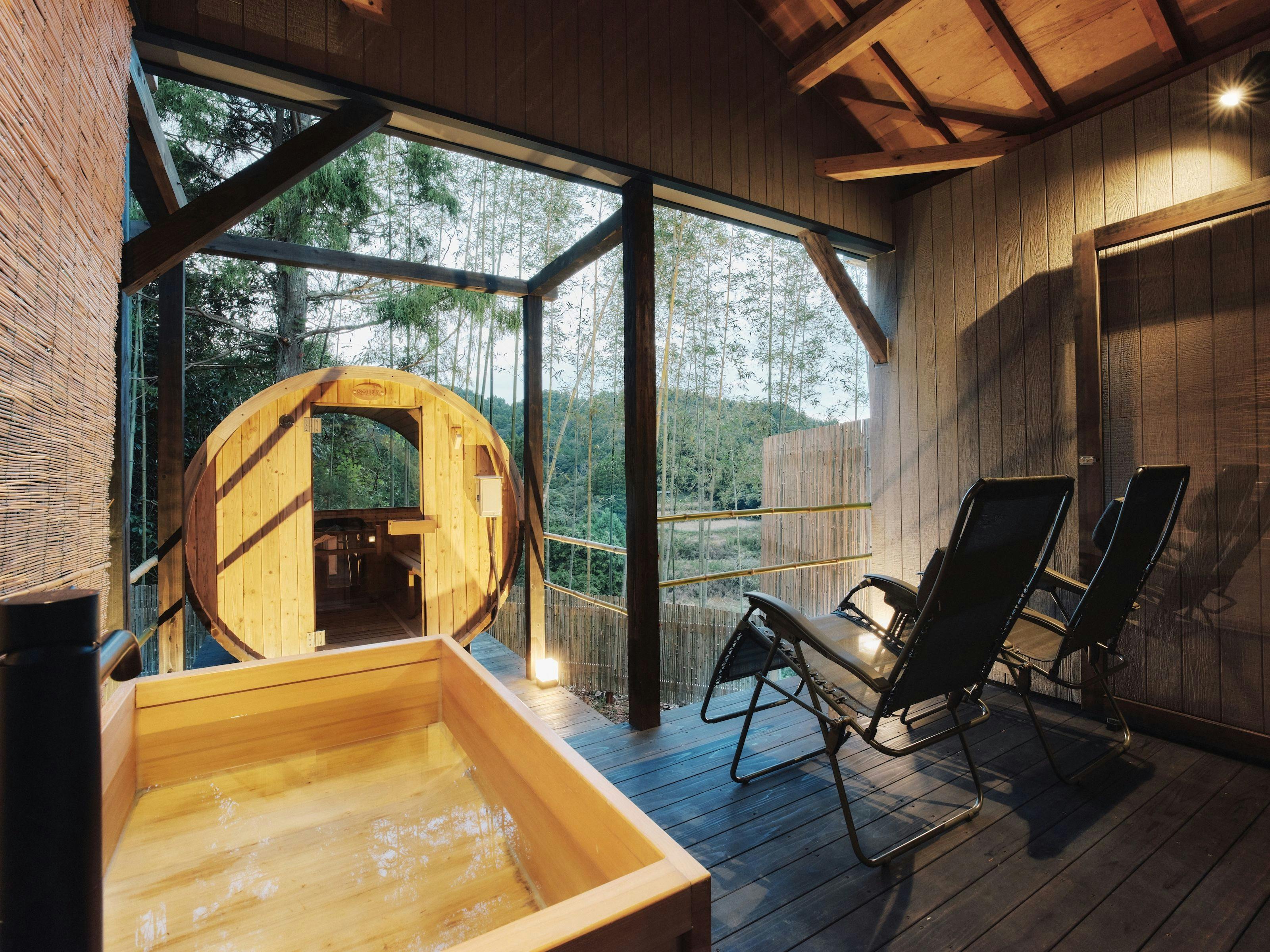 ซาวน่าและอ่างน้ำเย็นที่สามารถได้ยินเสียงน้ำไหลของแม่น้ำ