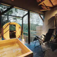 ซาวน่าและอ่างน้ำเย็นที่สามารถได้ยินเสียงน้ำไหลของแม่น้ำ