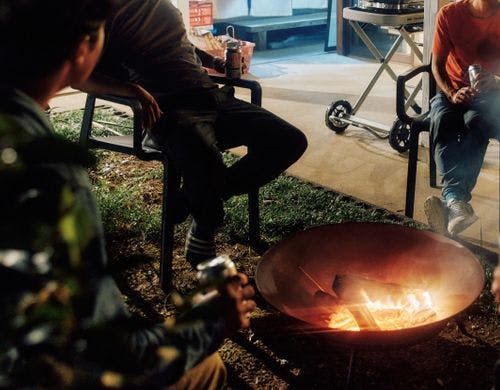 焚き火を囲み気の置けない仲間たちと語らう