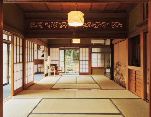 昔ながらの広々とした和室の続く日本家屋