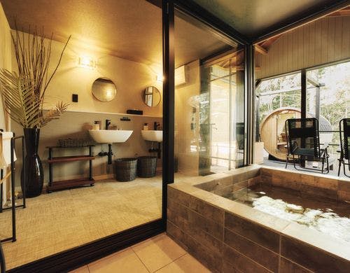 開放的な広々とした浴室