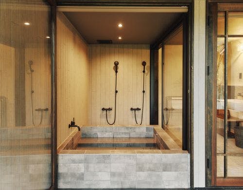 モダンな明るい浴室