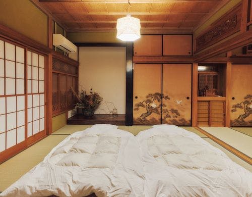 お布団を敷いてお休みいただきます