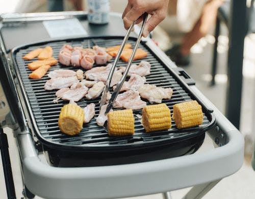 BBQが楽しめる屋根付きテラス
