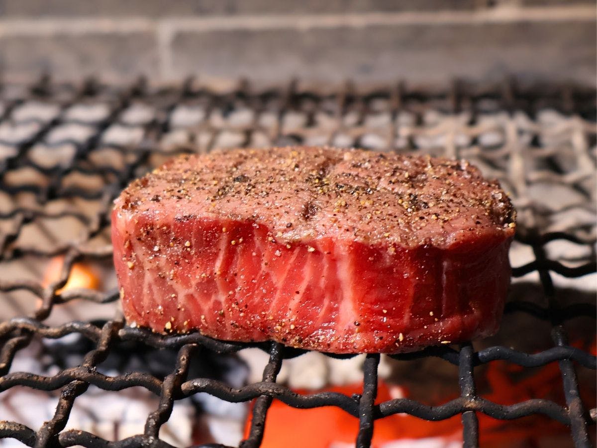 หนึ่งในเมนูของคอร์สที่ย่างเนื้อวัวแบรนด์ดังด้วยไฟฟืน