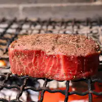 หนึ่งในเมนูของคอร์สที่ย่างเนื้อวัวแบรนด์ดังด้วยไฟฟืน