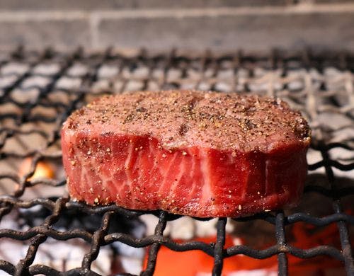 銘柄牛を薪火で焼き上げるコースの一品。