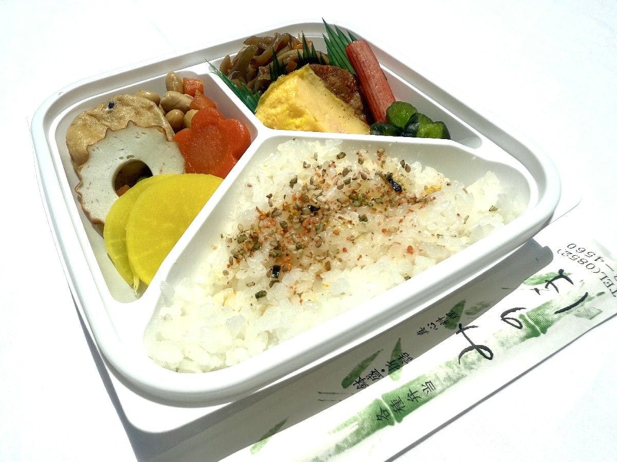 Sarapan ringan dalam kotak tersedia mulai jam 6:30 pagi.