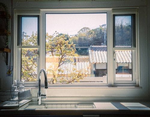 光差し込む明るいキッチン