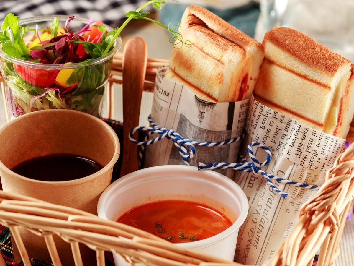 【조식】 핫샌드위치, 샐러드, 커피