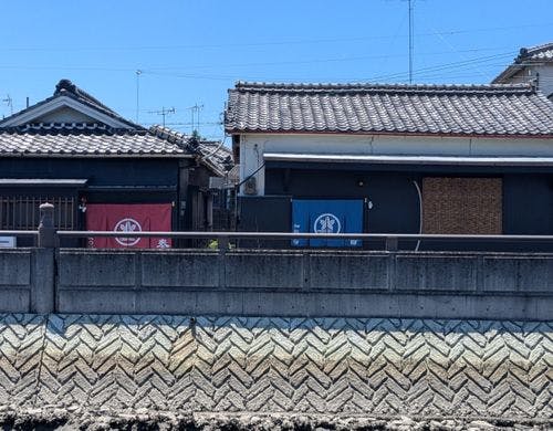 川沿いに位置します