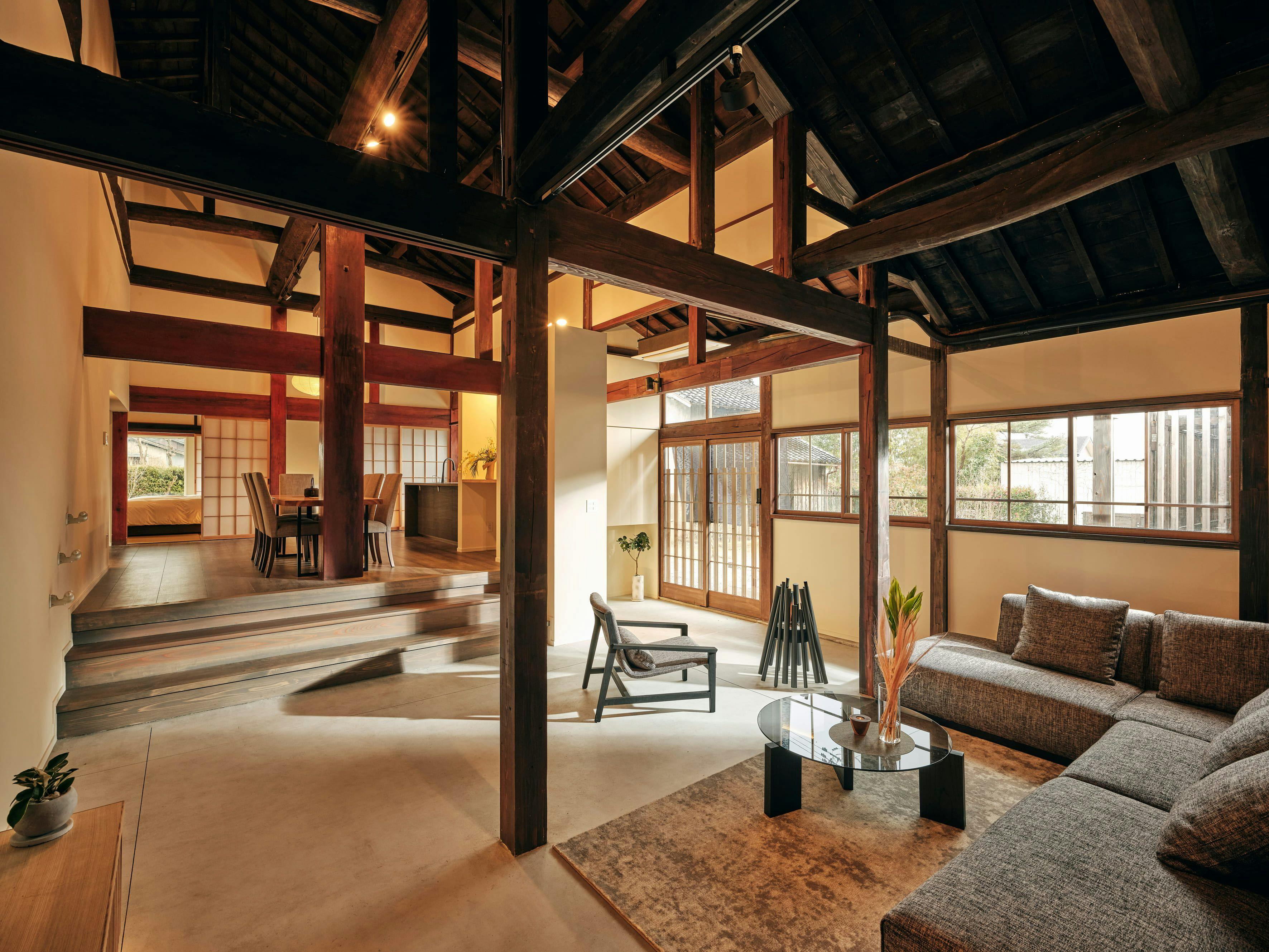 ห้องนั่งเล่นที่โดดเด่นด้วยคานไม้แบบกระท่อม