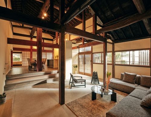 小屋組みの梁が特徴のリビング。