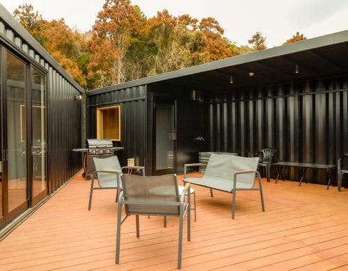 宿泊棟のウッドデッキ