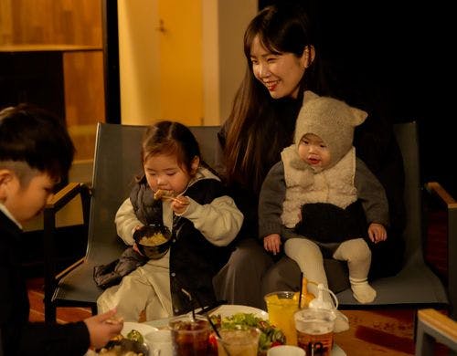 テラスにはグリルとローテーブルを設置。