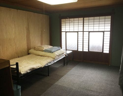 1階洋間手作りのデスクと事務用椅子