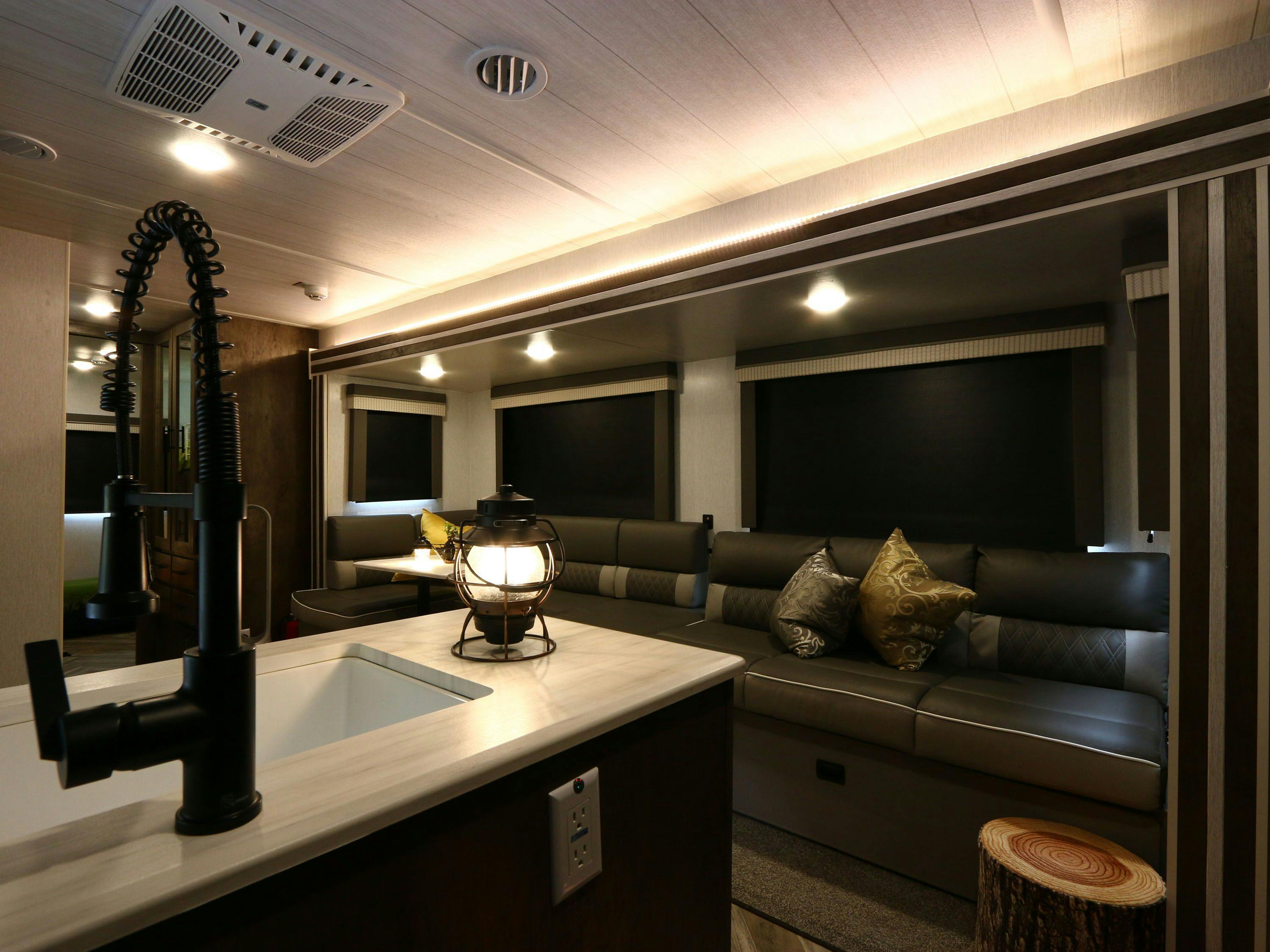 【ห้องพัก】บรรยากาศภายในรถบ้าน