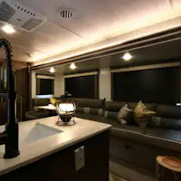 【ห้องพัก】บรรยากาศภายในรถบ้าน