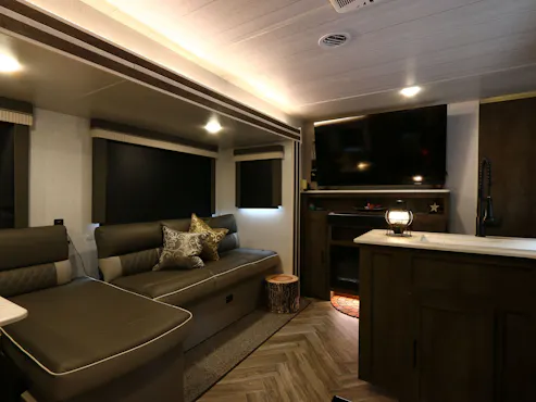 เพลิดเพลินกับการชมทีวีอย่างสบายในบ้านรถพ่วง