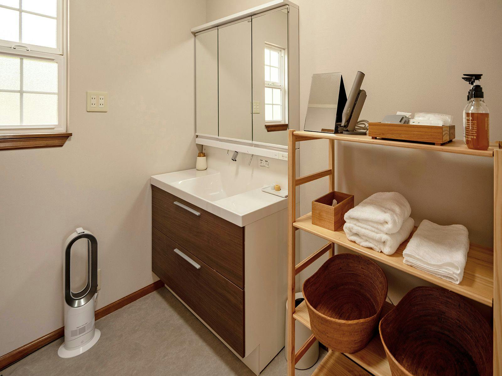 Kamar mandi kecil dengan wastafel