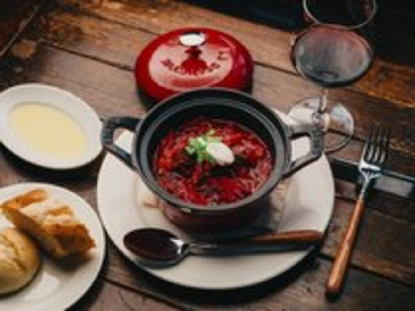 Borscht dengan daging sengkel sapi