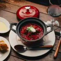 Borscht dengan daging sengkel sapi